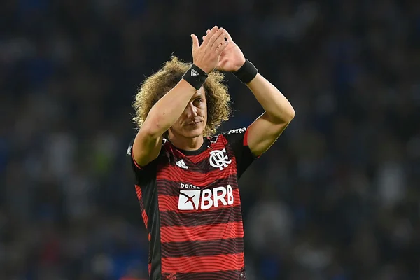 David Luiz, do Flamengo, cumprimenta a torcida após a partida entre Talleres e Flamengo pela Copa CONMEBOL Libertadores 2022 no Estádio Mario Alberto Kempes em Córdoba, Argentina - Metrópoles