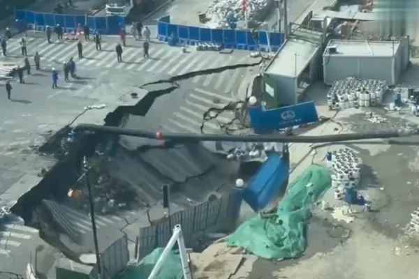 Cratera gigante “engole” parte de avenida em Xangai, na China