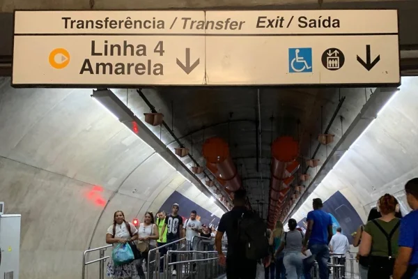 Mal entendido causou tumulto, correria e choro em estação do metrô. - Metrópoles