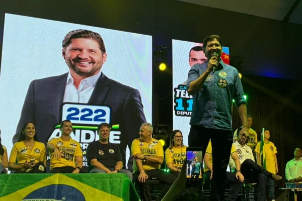 André do Prado durante campanha em SP - Metrópoles