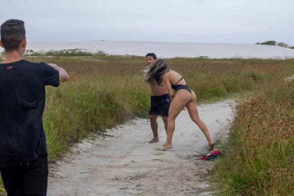Lutadora de MMA bate em homem que se masturbava em praia do RJ