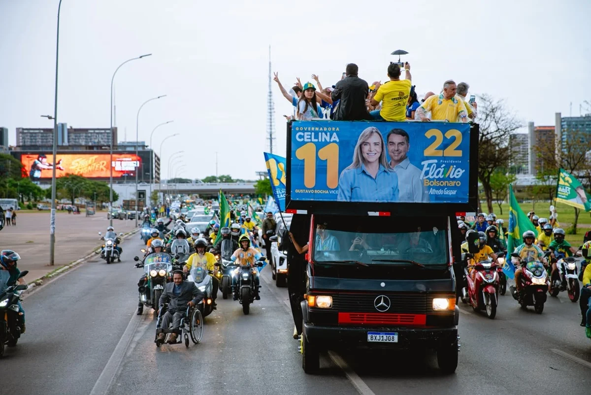Apoiadores seguiram pela Esplanada durante o ato da direita Apoiadores seguiram pela Esplanada durante o ato da direita