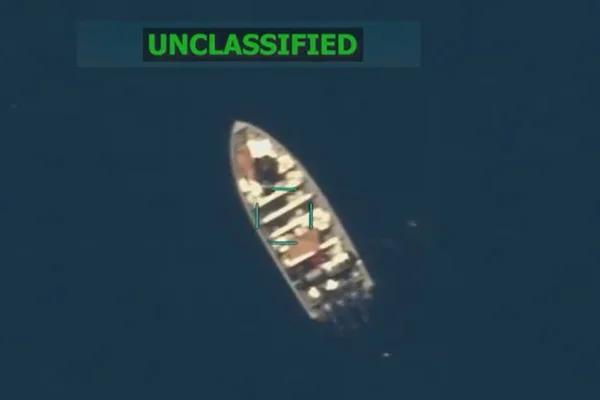 Imagem colorida de barco atacado pelos EUA no Oceano Pacífico - Metrópoles