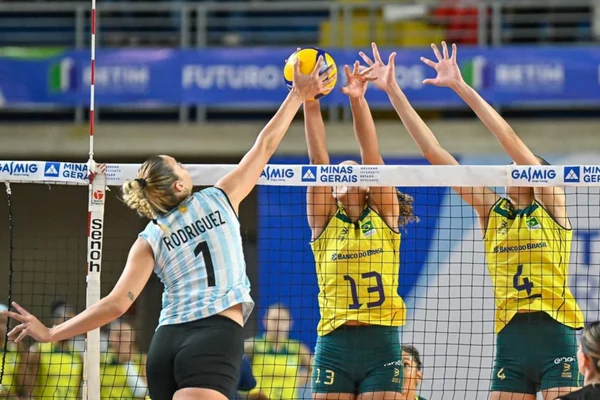 Foto colorida do jogo entre Brasil e Argentina, pela Copa América de Vôlei feminino - Metrópoles