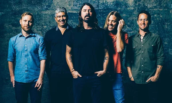 Foo Fighters lança EP gratuito em homenagem às vítimas do terrorismo em Paris
