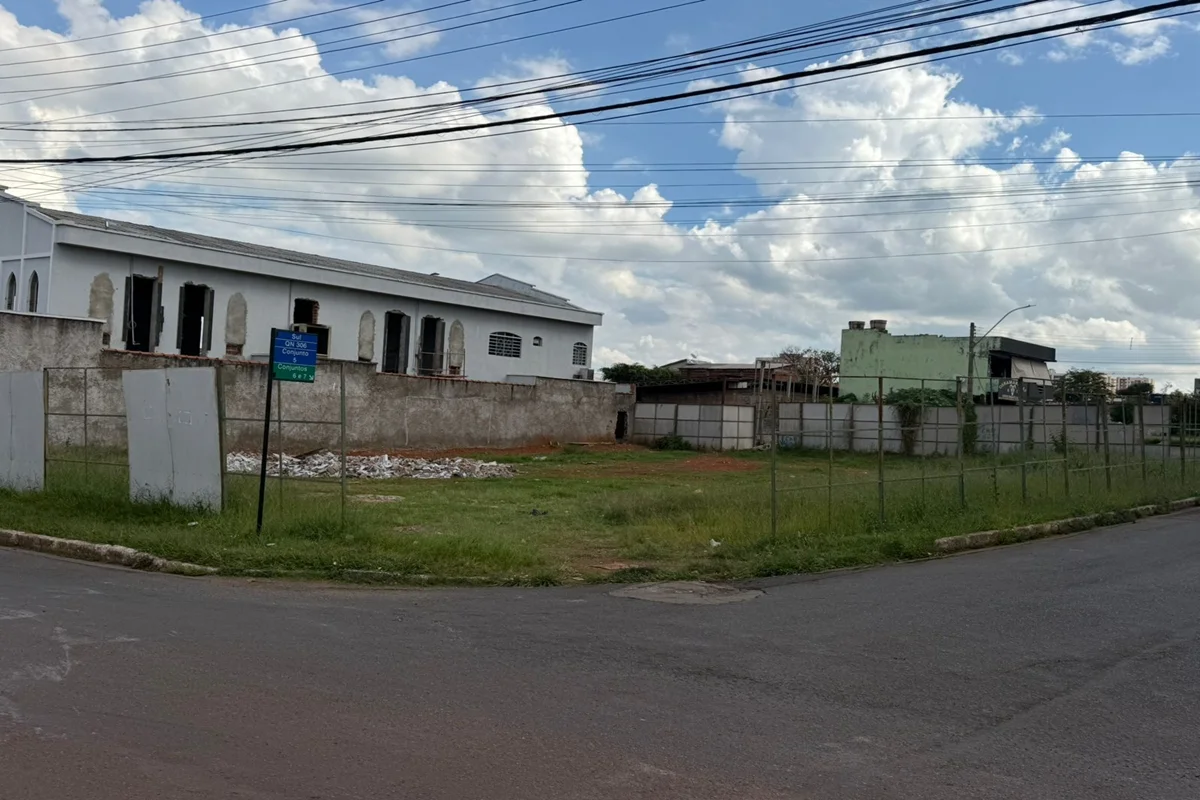 Em um dos locais previstos para construção dos prédios está um terreno baldio Em um dos locais previstos para construção dos prédios está um terreno baldio