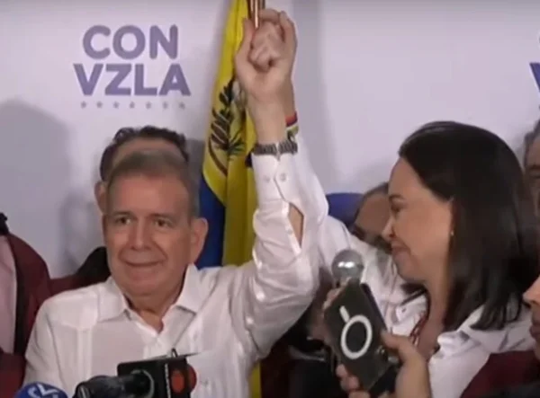 Foto colorida de González e Corina - Metrópoles