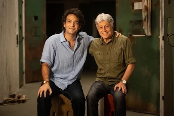 Foto colorida de Humberto Carrão e Caco Barcellos