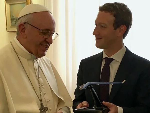 Papa Francisco se reúne em Roma com Mark Zuckerberg, do Facebook