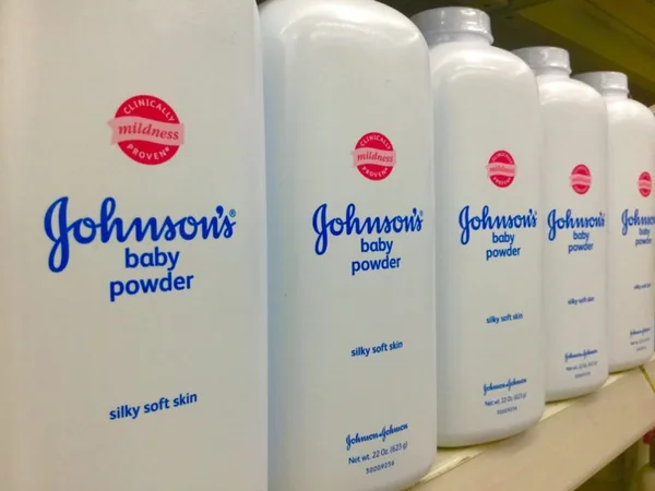 foto colorida de talco de bebê da Johnson & Johnson