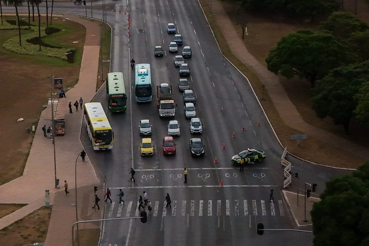 Os motoristas foram surpreendidos pelos equipamentos desligados nos dois sentidos da pista, na altura da Câmara Legislativa do DF, do Tribunal de Justiça do DF e Territórios (TJDFT), do Palácio do Buriti e do Tribunal de Contas (TCDF) Os motoristas foram surpreendidos pelos equipamentos desligados nos dois sentidos da pista, na altura da Câmara Legislativa do DF, do Tribunal de Justiça do DF e Territórios (TJDFT), do Palácio do Buriti e do Tribunal de Contas (TCDF)