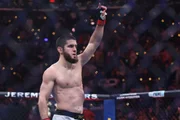Makhachev deixou o peso-leve quando era campeão Makhachev deixou o peso-leve quando era campeão