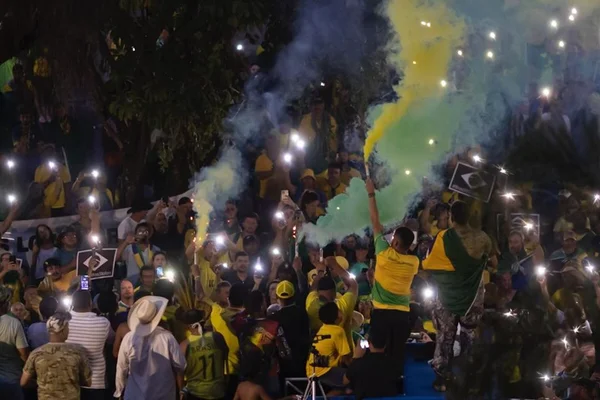 Imagem mostra manifestantes reunidos em frente ao Supremo Tribunal Militar. Eles usam roupas com bandeiras do Brasil - Metrópoles