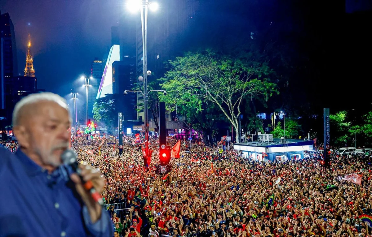Em fala na Av Paulista, Lula chama vitória de “dia histórico” e beija Janja - imagem 1 Em fala na Av Paulista, Lula chama vitória de “dia histórico” e beija Janja - imagem 1