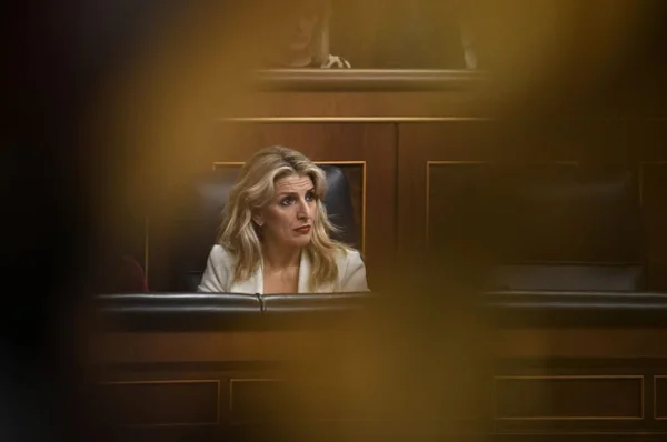 Imagem colorida da seguda vice-presidente da Espanha, Yolanda Diaz - Metrópoles