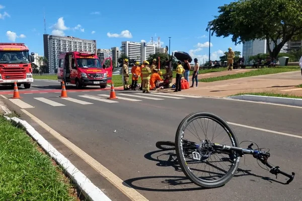 Ciclista fica ferido após ser atropelado no Eixo Monumental