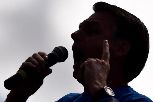 Bolsonaro se rebaixa em brigas que não tem direito de entrar