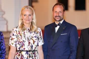 A princesa herdeira Mette-Marit ao lado do esposo, o príncipe herdeiro da Noruega, Haakon A princesa herdeira Mette-Marit ao lado do esposo, o príncipe herdeiro da Noruega, Haakon