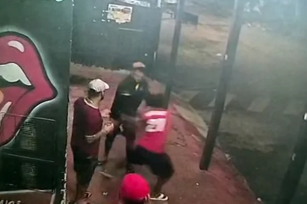 Homem tenta matar rival a garrafadas em frente a distribuidora no DF