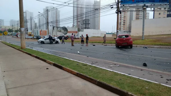 Acidente entre dois carros interdita trecho de avenida em Águas Claras