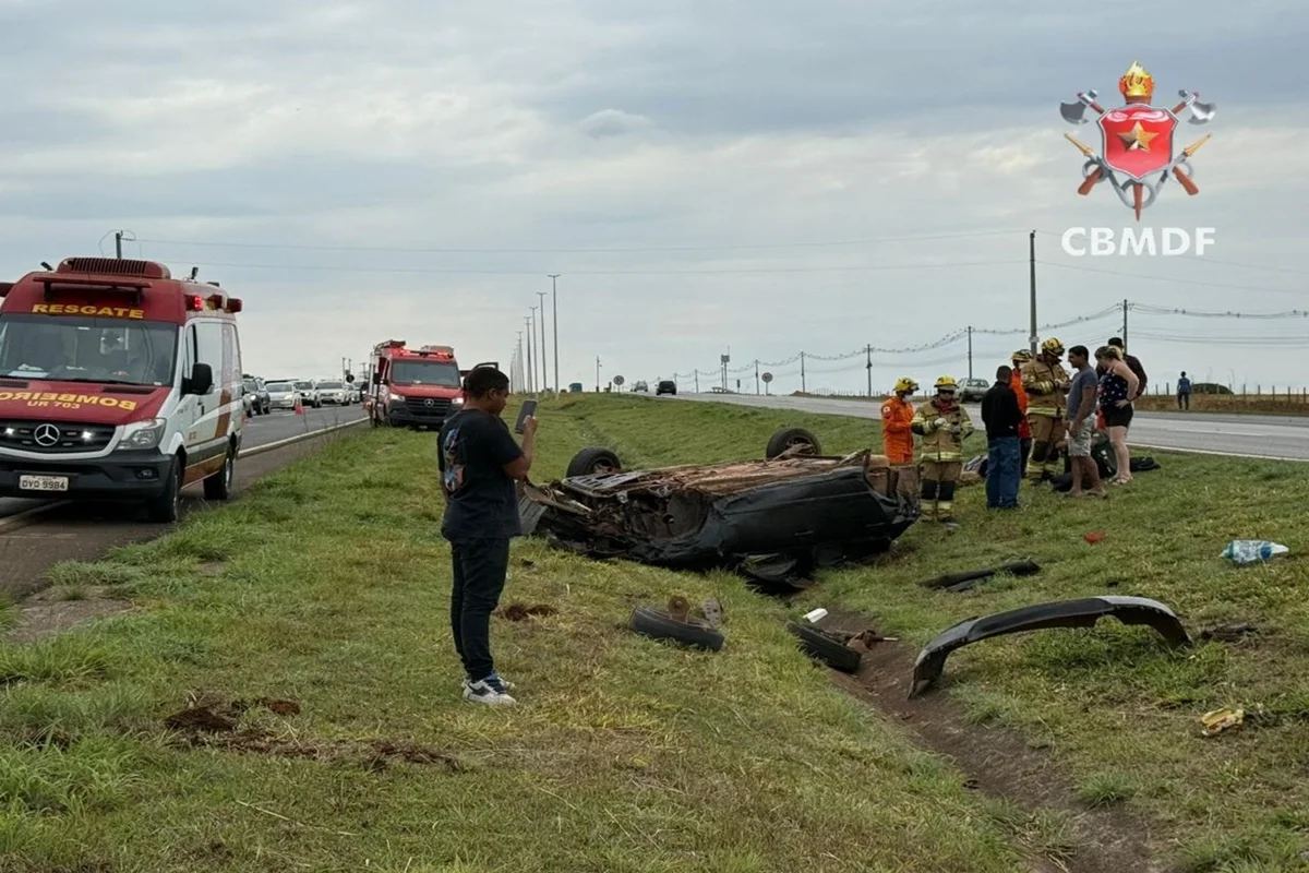 Quatro pessoas ficam feridas após carro capotar na BR-060 1 capotamento br 060