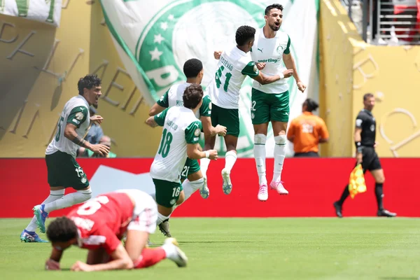 Foto colorida da equipe do Palmeiras comemorando gol contra Al Ahly - Metrópoles