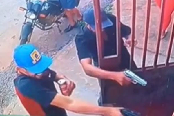 Dupla mata mulher em casa durante o Natal com lata de cerveja na mão