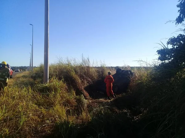 Mulher fica ferida após veículo capotar na DF-001 no Distrito Federal