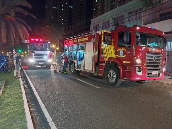Vídeo: chamas destroem parte de papelaria em Maringá