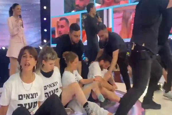 Vídeo. Grupo invade Big Brother Israel e pede cessar-fogo em Gaza
