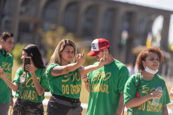 bate entre manifestes pró e contra o governo