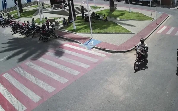 Vídeo: homem atira contra grupo e deixa três feridos em avenida de AL