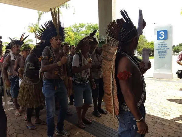 Índios protestam no CCBB contra Bolsonaro e possível mudança na Funai