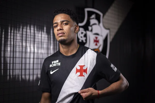 Foto colorida de Brenner, atacante do Vasco - Metrópoles