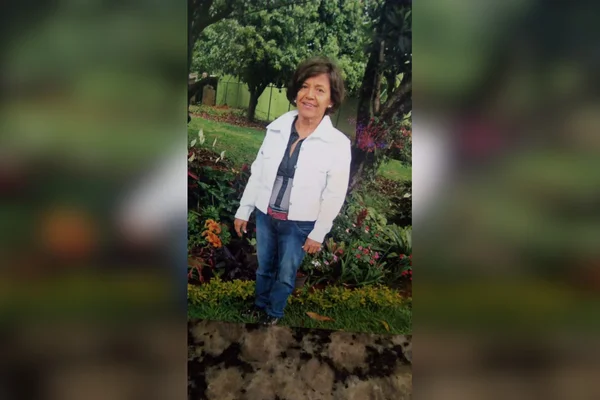 mulher em frente a jardim