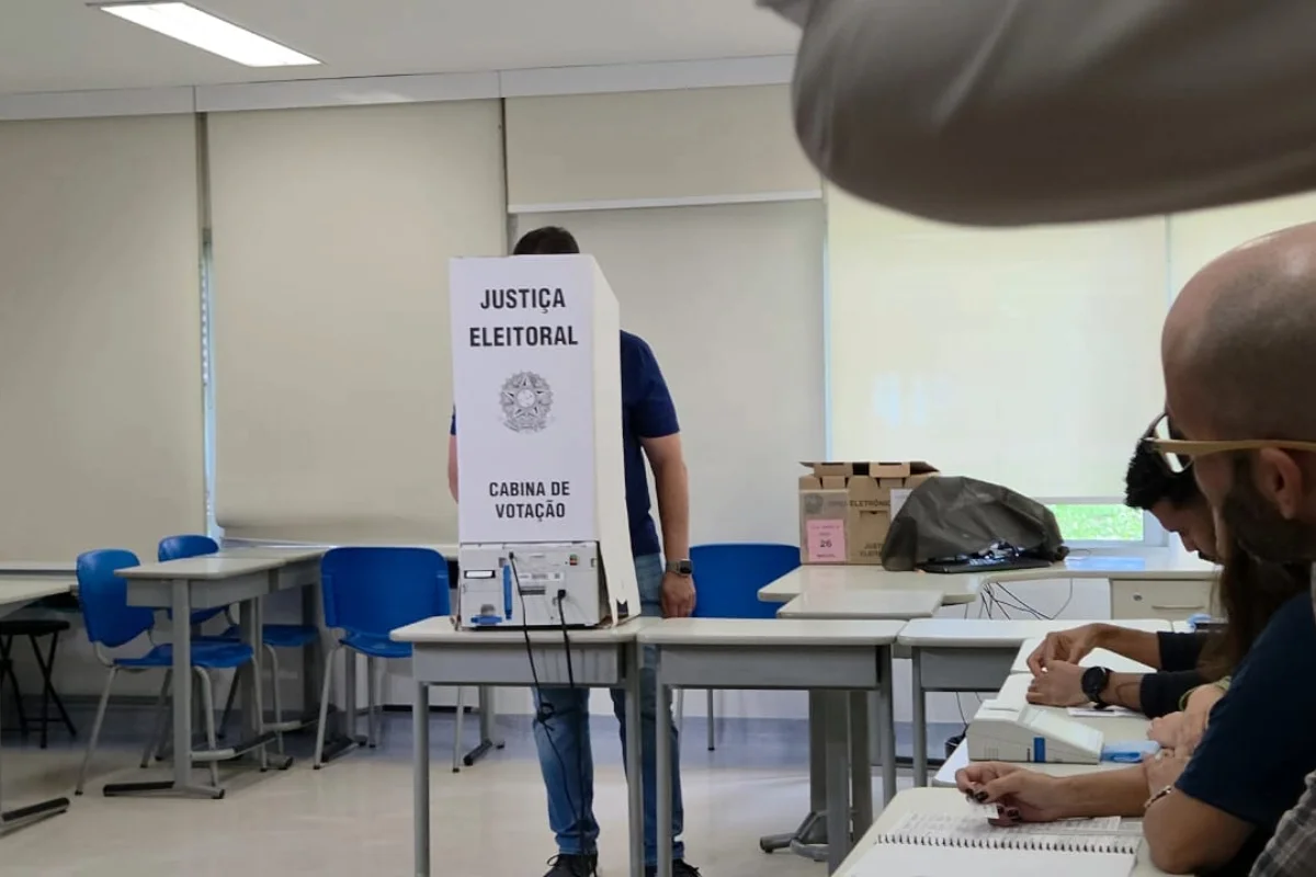 Candidato à reeleição em SP, Tarcísio de Freitas vota em escola no Morumbi - imagem 3 Candidato à reeleição em SP, Tarcísio de Freitas vota em escola no Morumbi - imagem 3