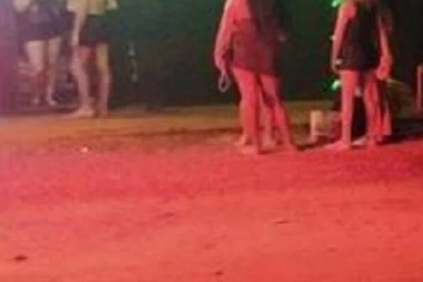 Pessoas ao redor do cabaré de uma cafetina, presa por manter duas adolescentes como prostitutas - Metrópoles
