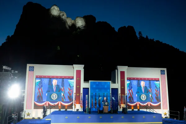Donald Trump, discursa durante um comício no Memorial Nacional do Monte Rushmore