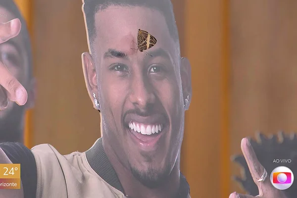 Borboleta pousa em imagem de Paulo André no Encontro