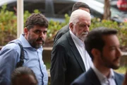Senador Jaques Wagner chega para reunião com o presidente Lula em caráter emergencial para debater os desdobramentos do segundo turno da campanha eleitoral em Brasília Senador Jaques Wagner chega para reunião com o presidente Lula em caráter emergencial para debater os desdobramentos do segundo turno da campanha eleitoral em Brasília
