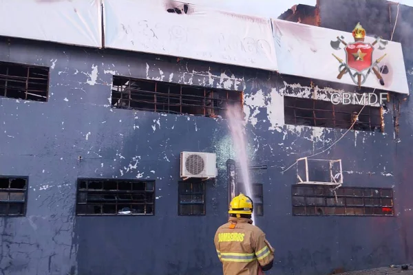 Incêndio destrói gráfica em Vicente Pires