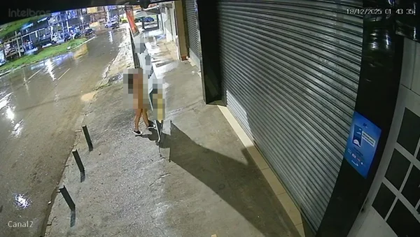 Mulher nua rasgando placa de publicidade
