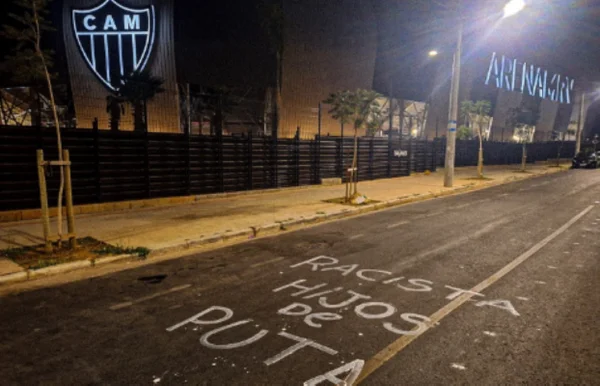 Imagem colorida de mensagem dos torcedores do Galo para torcida argentina em noite de Liberadores- Metrópoes