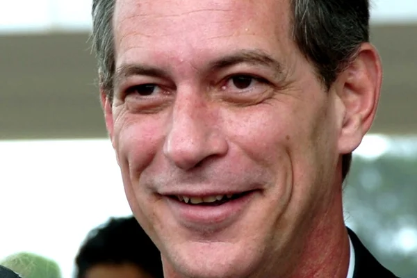 Carlos Lupi anuncia que Ciro Gomes será pré-candidato à Presidência em 2018