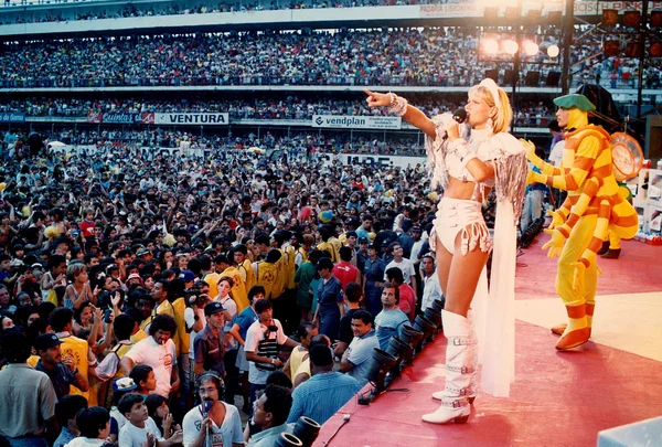 Xuxa é criticada por figurinos usados em show: “Erotização desmedida” - destaque galeria
