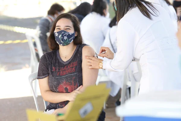 Vacinação dos jovens de 20 anos