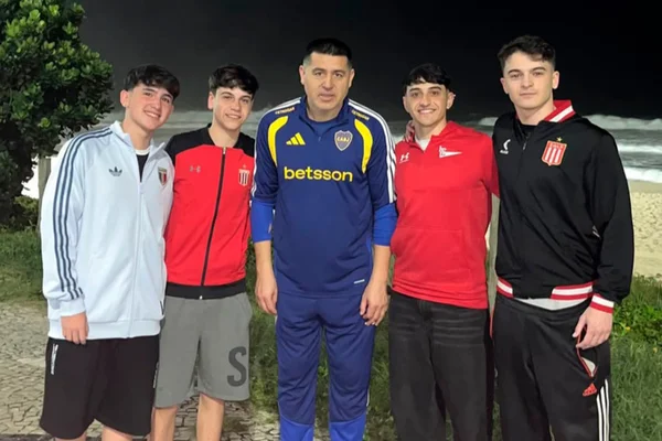 Presidente do Boca, Riquelme encontra torcedores do Estudiantes no Rio