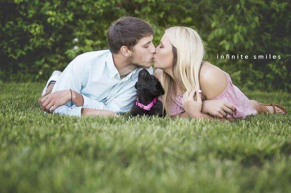 Fofo! Casal faz ensaio revelação e surpreende com cachorrinho