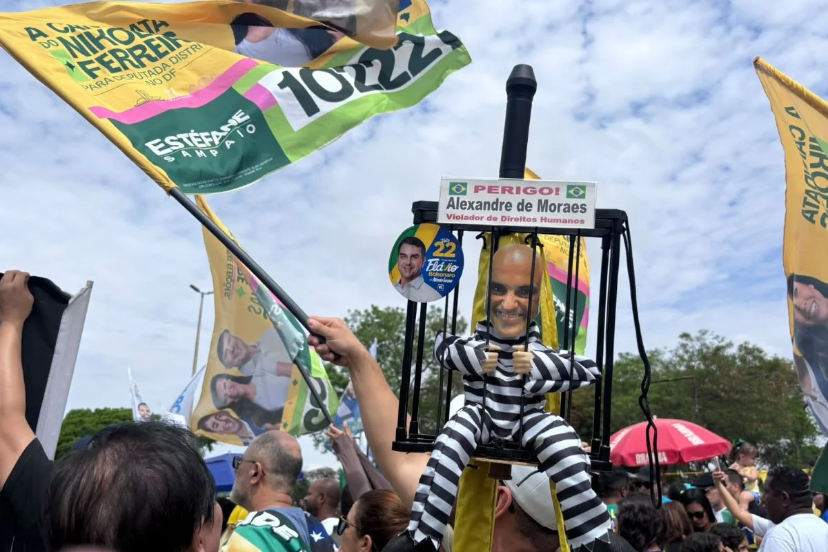 Ato da direita em Brasília tem boneco de Moraes preso e cartaz contra o PT