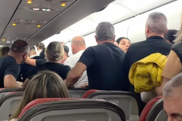 Passageiros dentro de avião após incêndio em esteira - Metrópoles